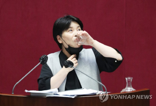 윤희숙 국민의힘 의원이 지난 2020년 12월11일 오후 국회 본회의에서 국가정보원법 전부개정 법률안에 대한 무제한 토론(필리버스터) 도중 물을 마시고 있다. 윤 의원은 기존 최장 필리버스터 발언기록(더불어민주당 이종걸 전 의원·12시간 31분)을 경신했다.[사진=연합뉴스]